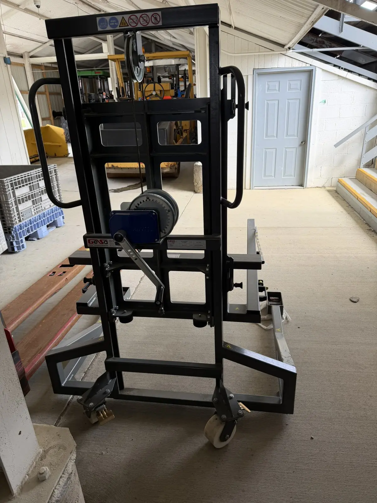 KNAPP OSR load-handling device on Gesa Handstapler 2.0 manual winch stacker, front view